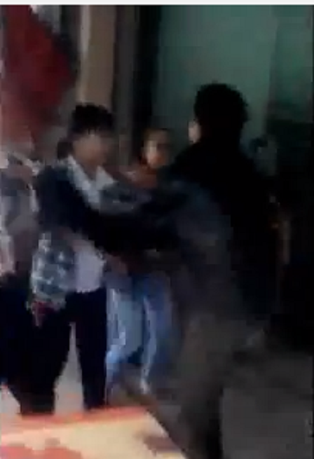 Sốc con gái đánh và chửi mắng bố thậm tệ